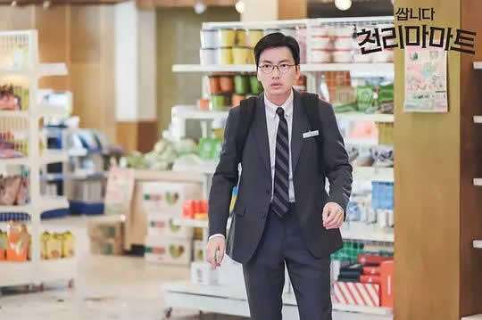 很昂贵，千里马超市的剧照