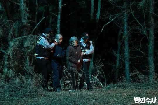 法外查抄的剧照